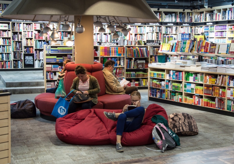 ecommerce-EVENOS-min_books_bookstore_book_reader_readers_reading_shop_sale_books-849006