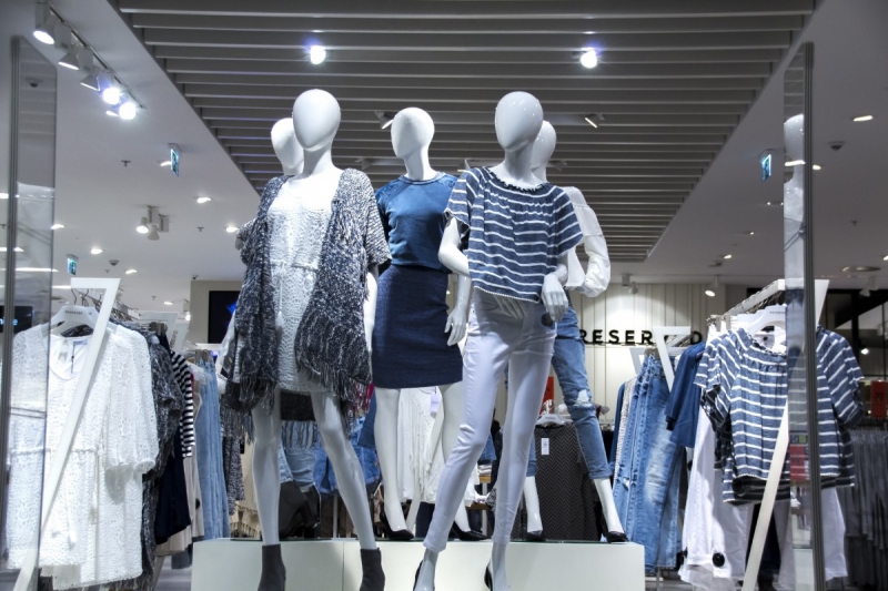 ecommerce-EVENOS-min_shopping_mall_shop_windows_fashionable_clothes_feminine_weakness_the_temptation_slender_women_mannequin_lifestyle-1044785