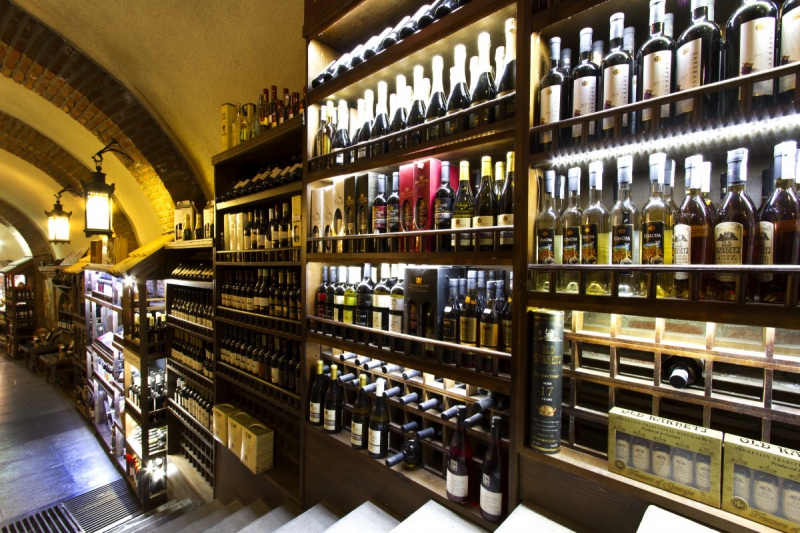 ecommerce-EVENOS-min_world_street_travel_shop_canon_georgia_wine_bottles-429767